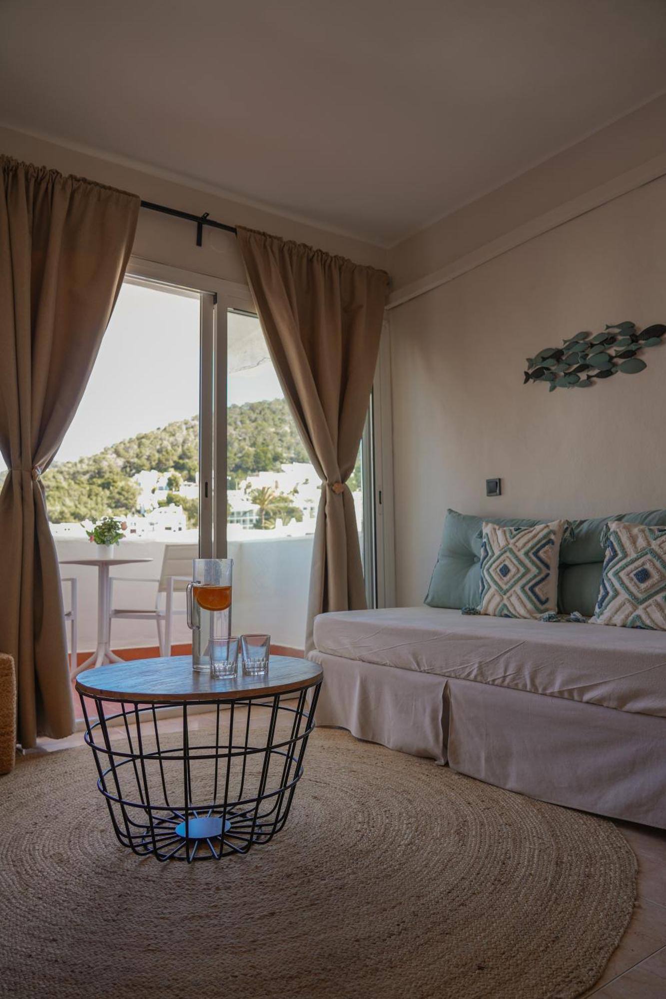 Apartamentos Ses Veles Cala Llonga  Eksteriør bilde